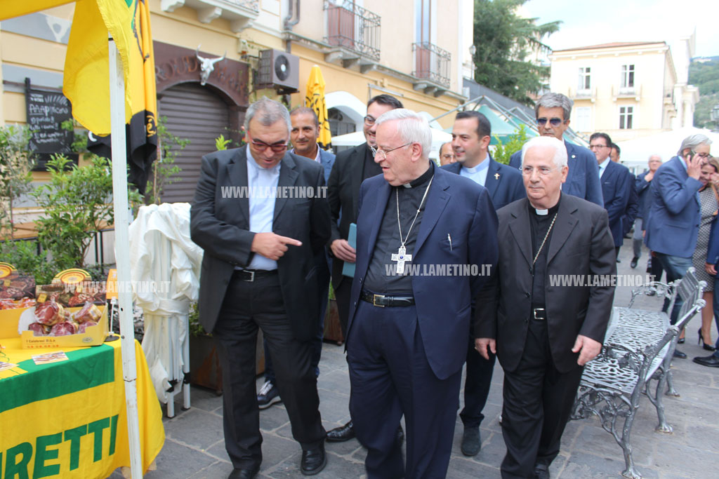 Lamezia, Cardinale Bassetti visita stand espostivi su corso Numistrano tra eccellenze lametine e storie di imprenditoria