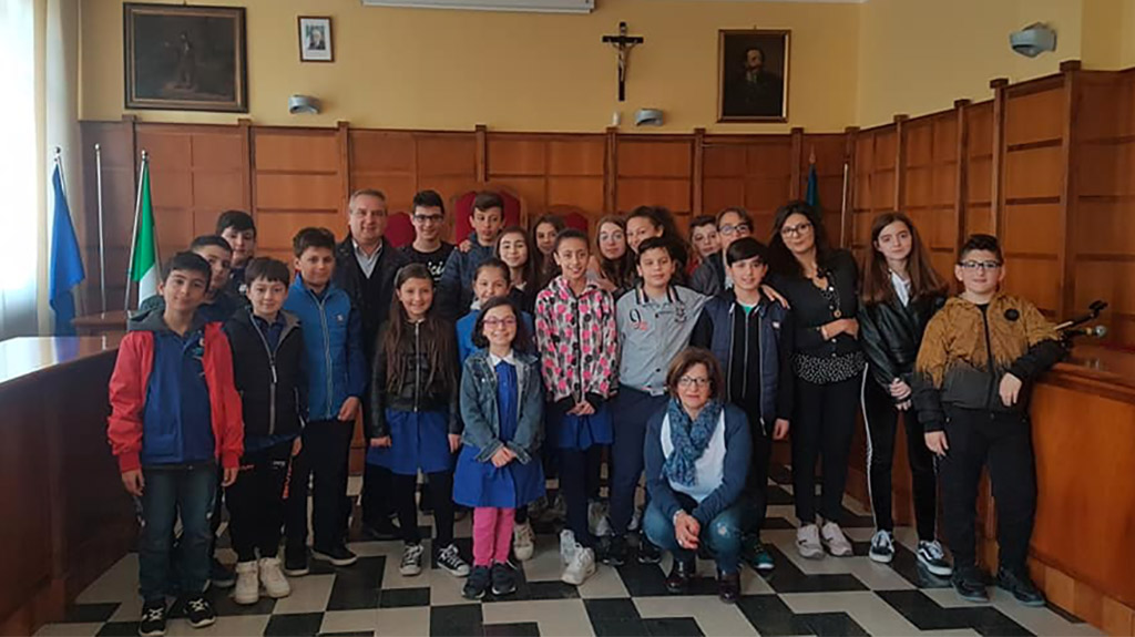 In attesa di eleggere il baby sindaco, 26 studenti fanno visita al Comune di Girifalco