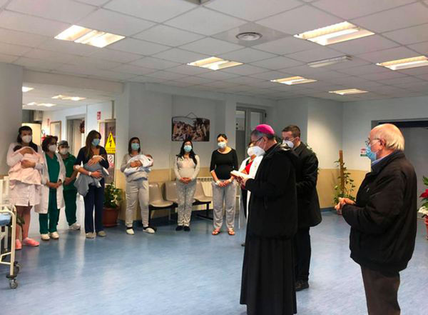 Lamezia, vescovo Schillaci in visita al reparto di Ostetricia e Ginecologia dell'ospedale