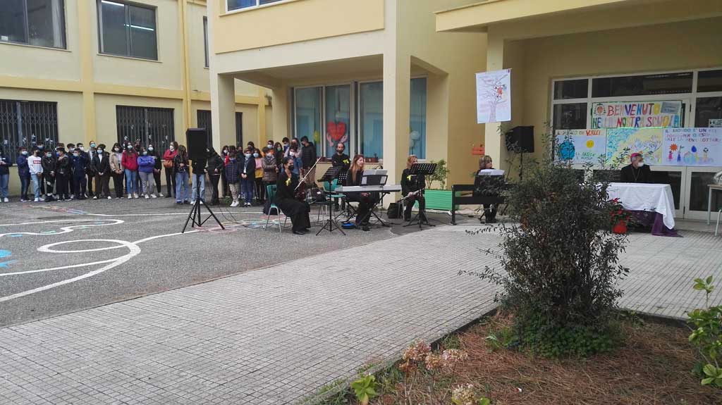Lamezia, visita pastorale del Vescovo all'istituto comprensivo Manzoni-Augruso