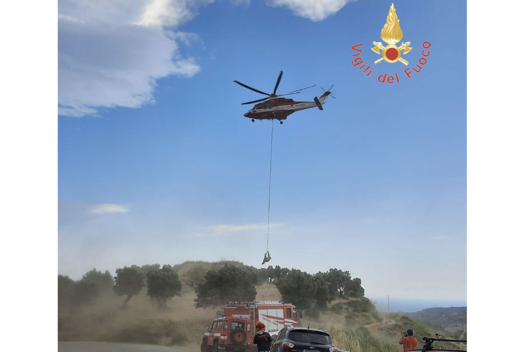 Due vitelli scivolano in dirupo impervio a Gagliato, salvati da vigili del fuoco