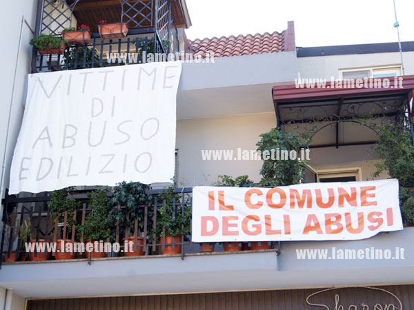 Lamezia: striscioni per protesta in via della Vittoria