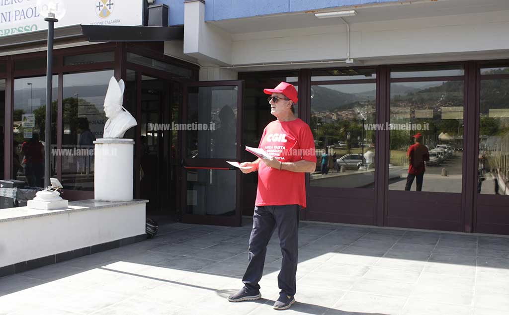 volantinaggio-cgil-ospedale-lamezia-18-giugno-2019.jpg