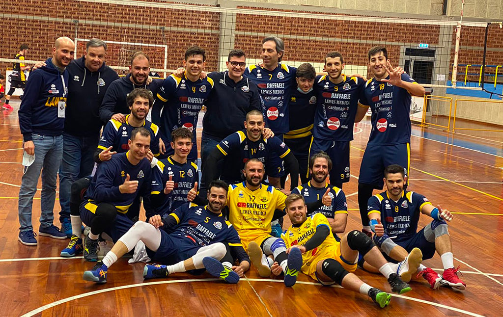 Pallavolo, vittoria della Raffaele Lamezia per 3-0 contro la Tonno Callipo