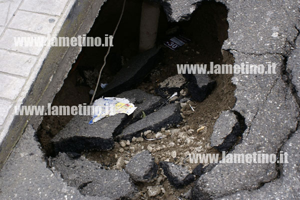 Lamezia: Voragine davanti scuola media in viale Primo Maggio