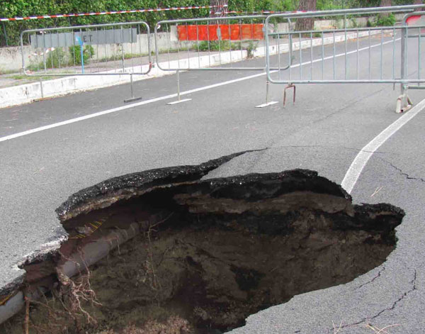 Maltempo: Forti piogge a Tropea, si apre voragine su strada 