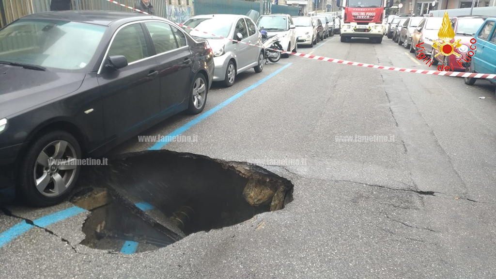 Si apre voragine a Catanzaro, danni ad auto e disagi alla viabilità