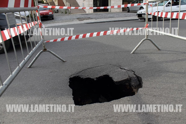 voragine-incrocio-via-marconi-e-via-moro-lamezia-2.jpg