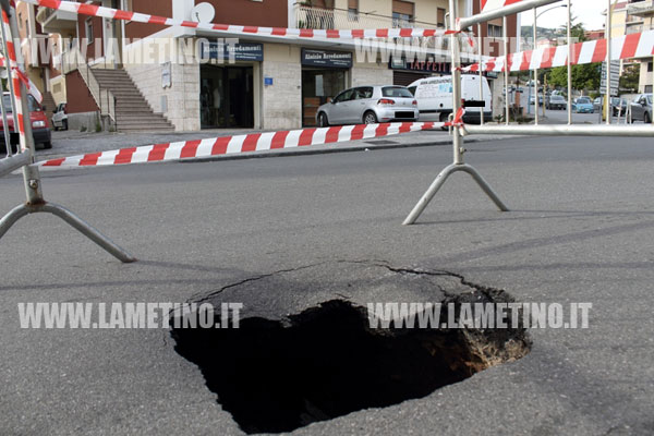 Lamezia: Voragine al centro dell’incrocio tra via Marconi e via Moro
