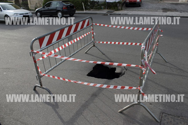 voragine-incrocio-via-marconi-via-moro-lamezia.jpg