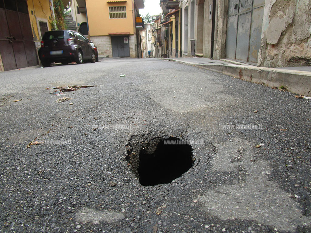 Lamezia, buche e degrado in via Raffaele Matarazzo: la denuncia dei residenti