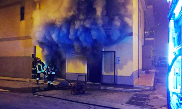 Incendio in negozio nel crotonese, indagano i carabinieri 