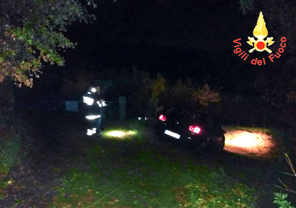 Maltempo: auto impantanata a Gizzeria, interventi dei vigili del fuoco per alberi e pali divelti in tutta la provincia