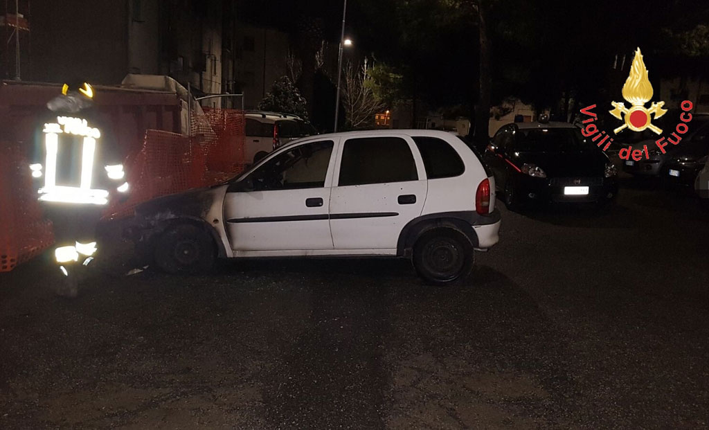 Due auto in fiamme nella notte a Catanzaro