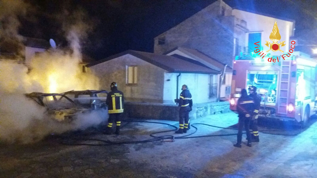 In fiamme due auto a Isca sullo Ionio