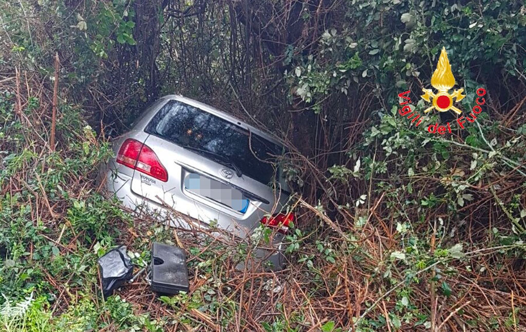 Lamezia, auto finisce fuori strada tra Bella e Piano Luppino: un ferito 