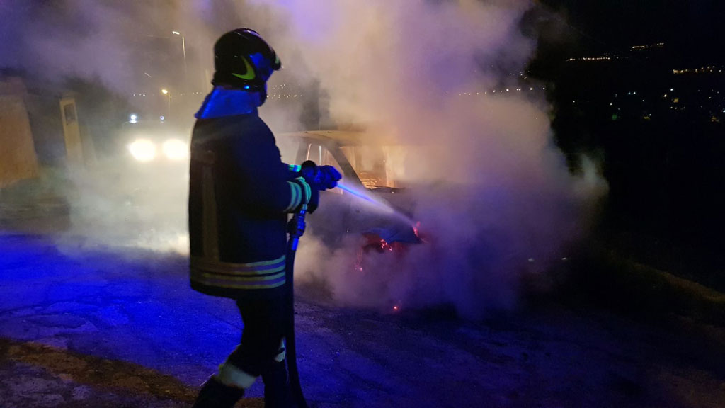 In fiamme due auto e camper a Reggio, intervengono vigili del fuoco