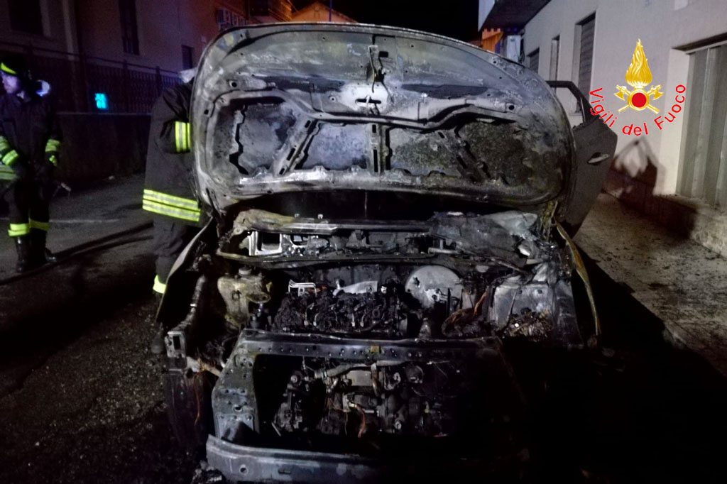 Lamezia, auto in fiamme in via Salvatore Miceli: danneggiato anche condominio 