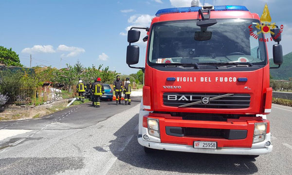 Bambino lasciato solo in auto a dormire, denunciati i genitori a Crotone