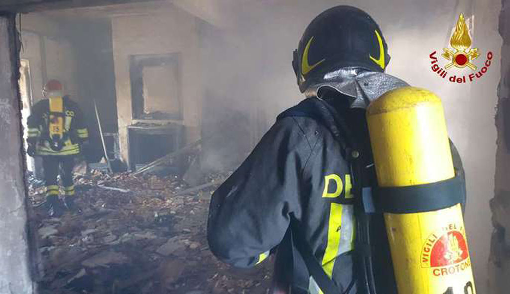 Incendio in pizzeria provoca esplosione a Crotone