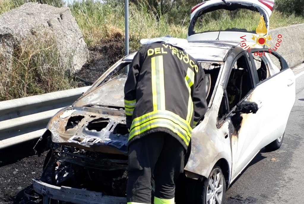 Auto in transito avvolta dalle fiamme a Catanzaro, illeso conducente 