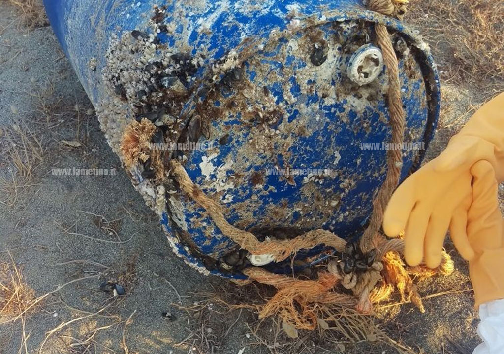 Lamezia: trovato fusto sospetto su spiaggia in località Marinella, rimosso