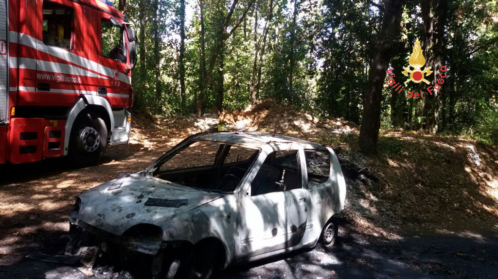 Incendio distrugge auto ad Amaroni