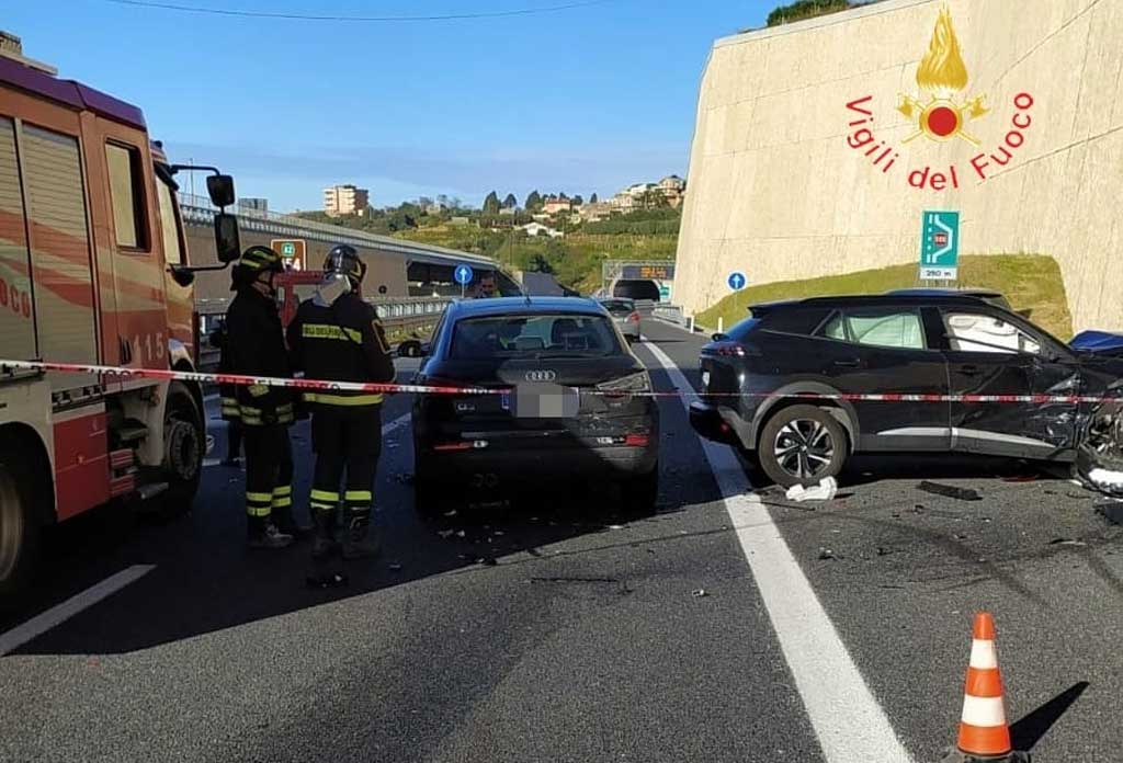 Scontro fra 3 auto su A2 a Villa San Giovanni, quattro feriti