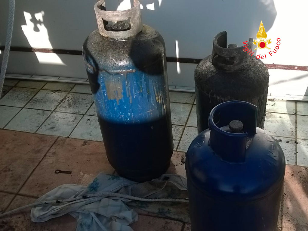 In fiamme abitazione a Platania, intervengono vigili del fuoco