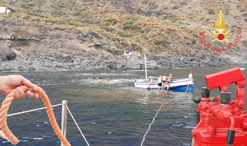 Vigili del fuoco della Calabria salvano 5 turisti dopo eruzione Stromboli