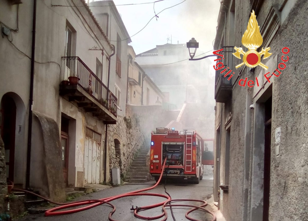 Incendio in abitazione a Satriano, feriti padre e figlio