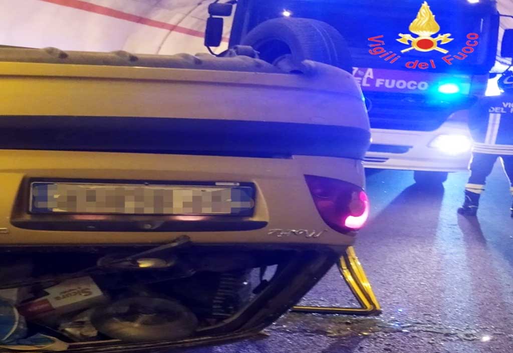 Perde il controllo e si ribalta in galleria su A2 a Falerna, ferita conducente