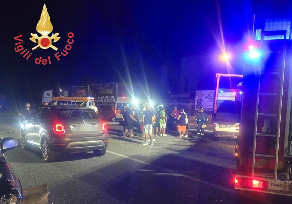 Scontro fra 4 auto nel Crotonese, tre feriti: anche un bambino 