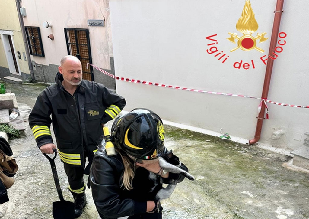 In fiamme abitazione a Catanzaro, due persone intossicate dal fumo e soccorse dai vigili del fuoco