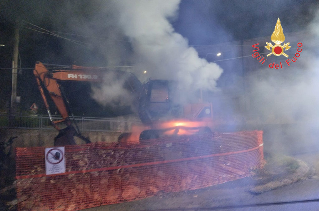 In fiamme automezzo ditta a Gasperina, indagini