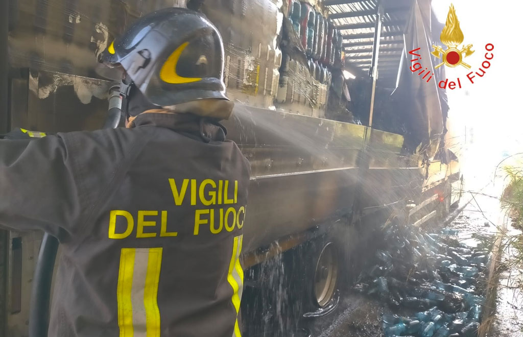 In fiamme tir carico di bottiglie di acqua potabile sulla statale 107 nel Crotonese