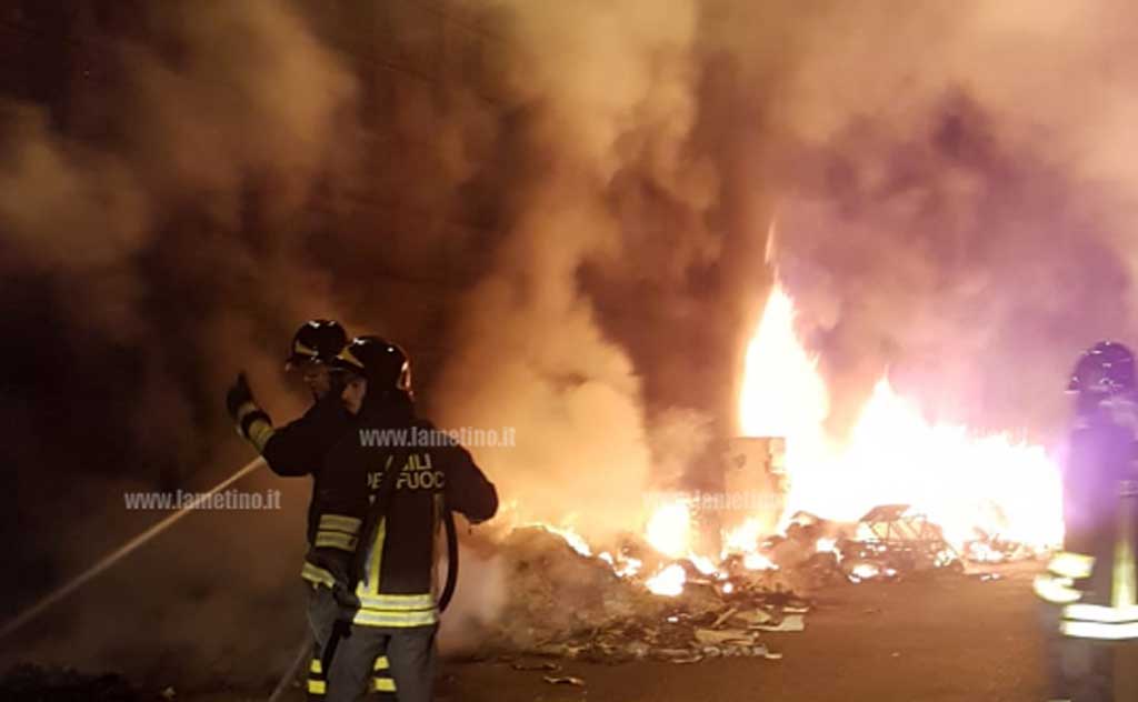 vvf-a-lavoro-loc-richetti-incendio-rifiuti.jpg