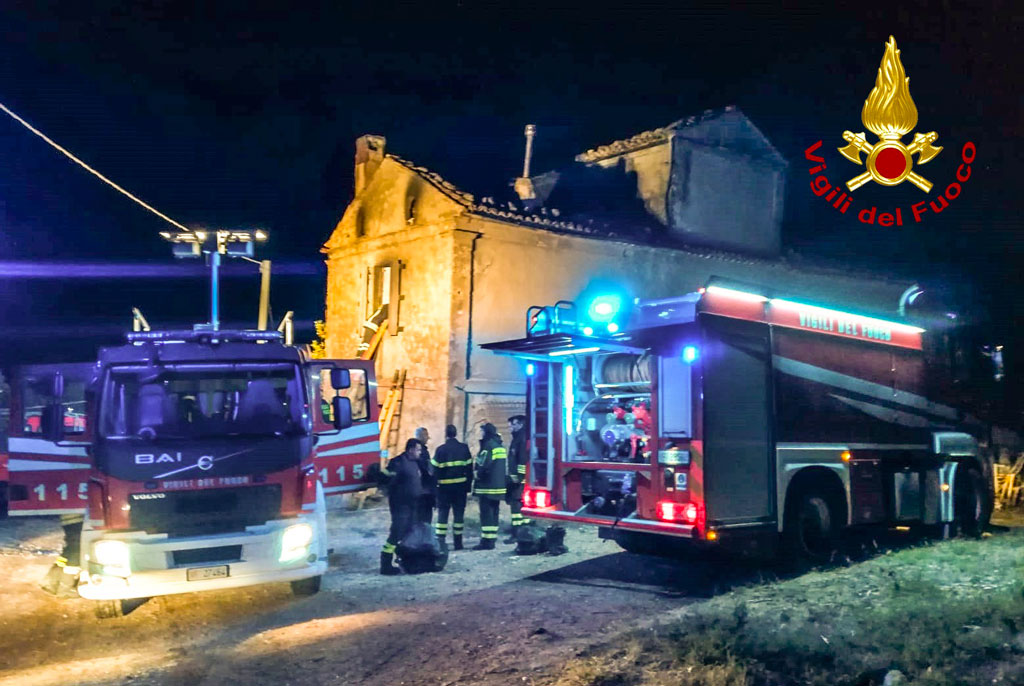 In fiamme casolare ad Acri, illesi gli occupanti