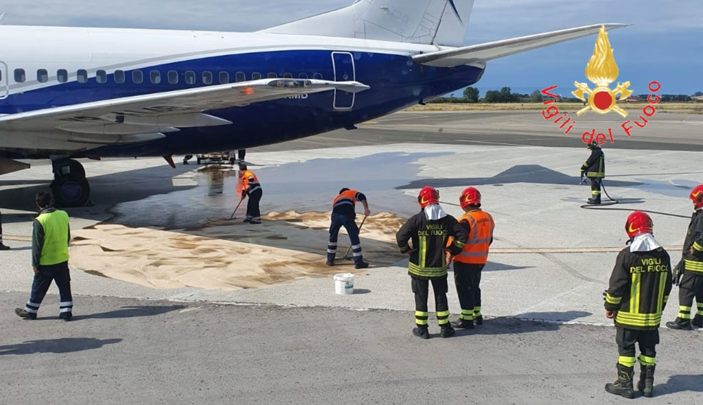 Lamezia, aereo perde carburante durante fase di rifornimento: disagi per i passeggeri 