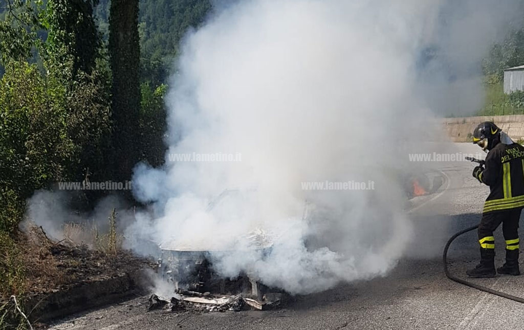 Auto in transito avvolta dalle fiamme a Platania, illeso conducente