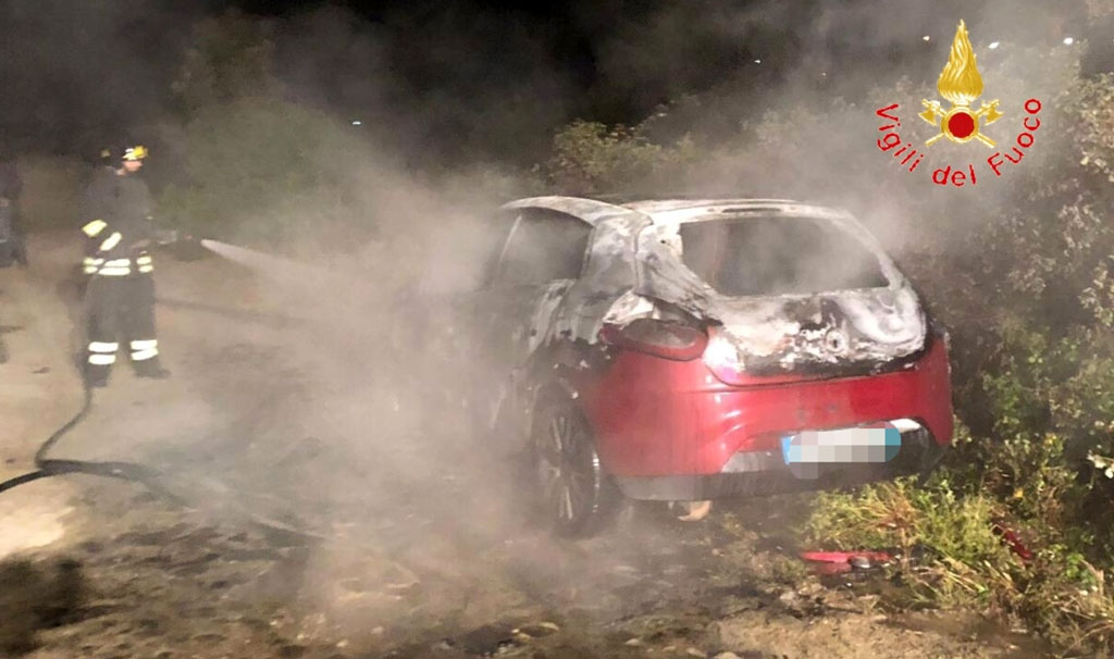 vvf-auto-incendio sellia marina.jpg