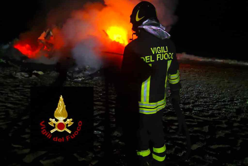 In fiamme imbarcazione arenata su spiaggia a Camini: indagini