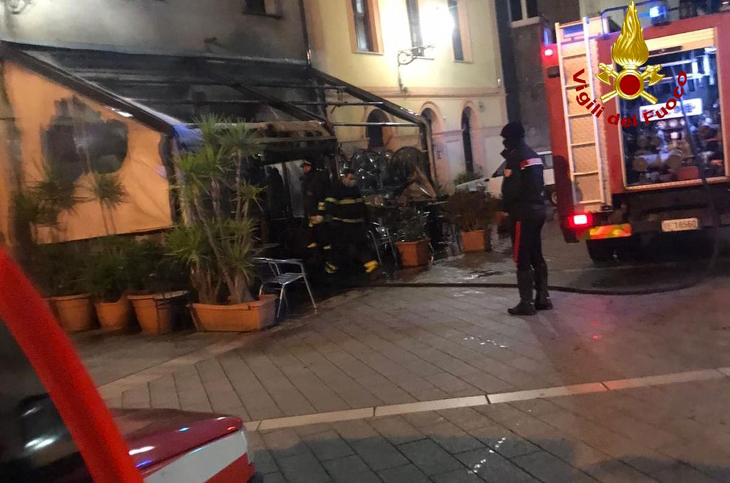 In fiamme bar a Giriflaco nella notte, non esclusa ipotesi dolosa