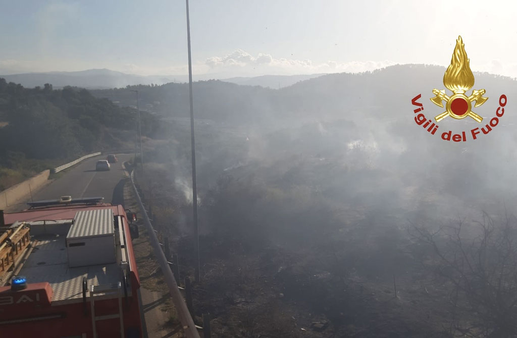 In fiamme zona boscata e macchia mediterranea a Squillace, sul posto 5 mezzi dei vigili del Fuoco - VIDEO