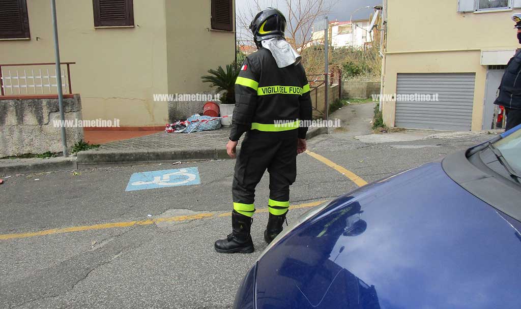 Lamezia, pannelli in eternit pericolanti rimossi dai vigili del fuoco