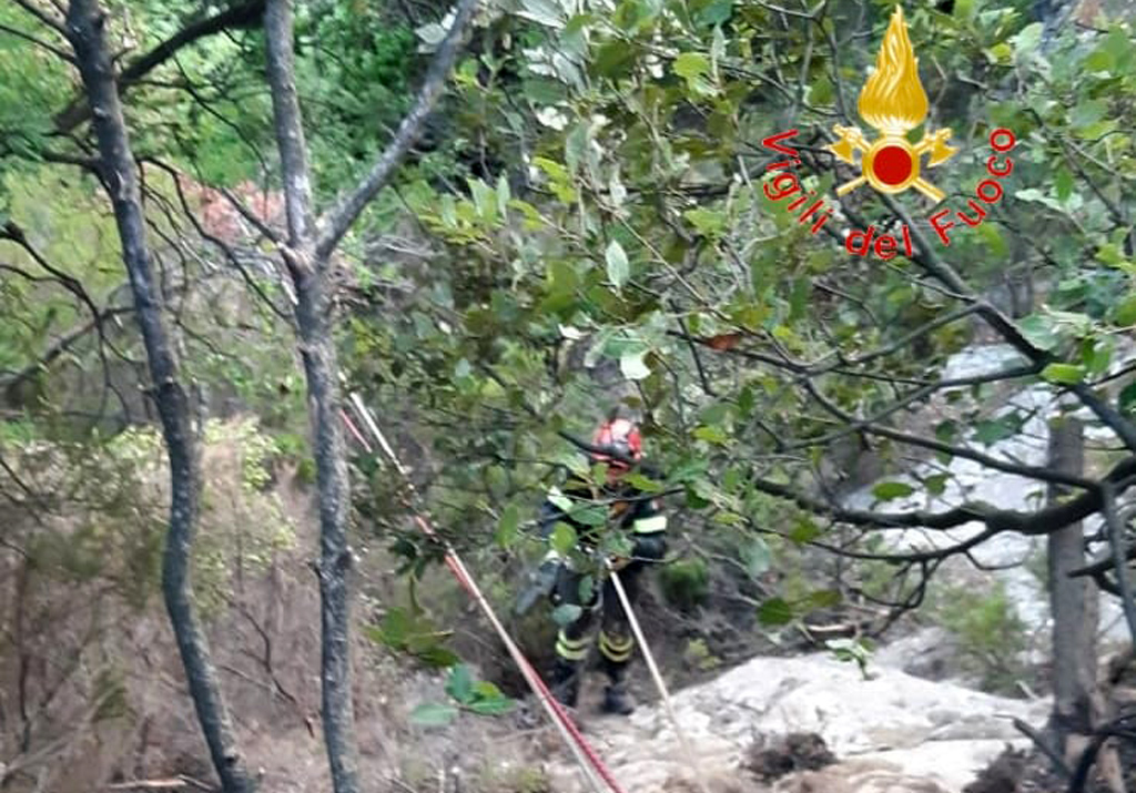 Precipita con l'auto in una scarpata, 70enne salvato da vigili del fuoco a San Sostene