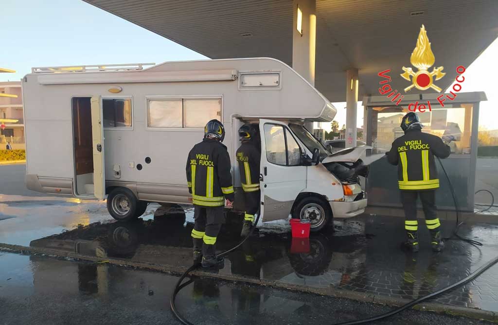 Camper in fiamme a Cirò Marina: in salvo famiglia