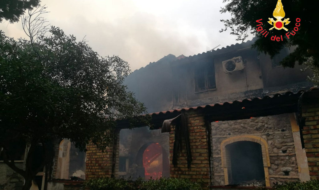 Agriturismo distrutto dalle fiamme a Guardavalle