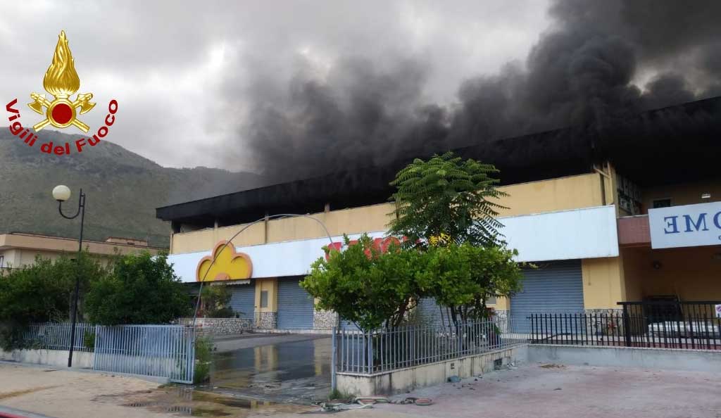 Incendio in un magazzino commerciale a Praia a Mare, in corso operazioni di messa in sicurezza