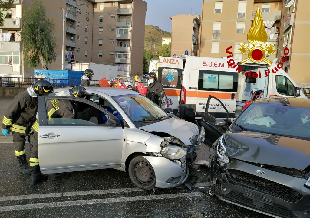 Scontro tra due auto a Catanzaro, tre feriti